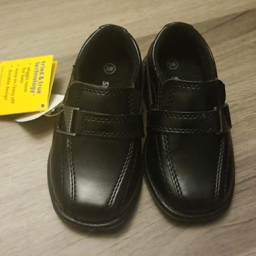 Boys new dress shoes size 5 WIDE